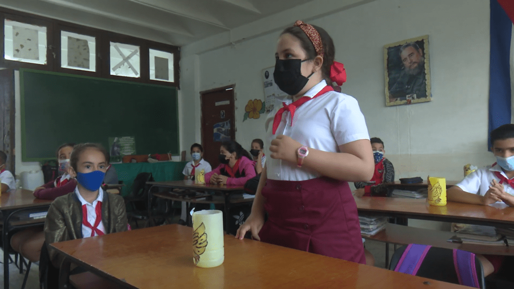 Estudiantes cubanos no tendrán uniformes escolares debido a los apagones
