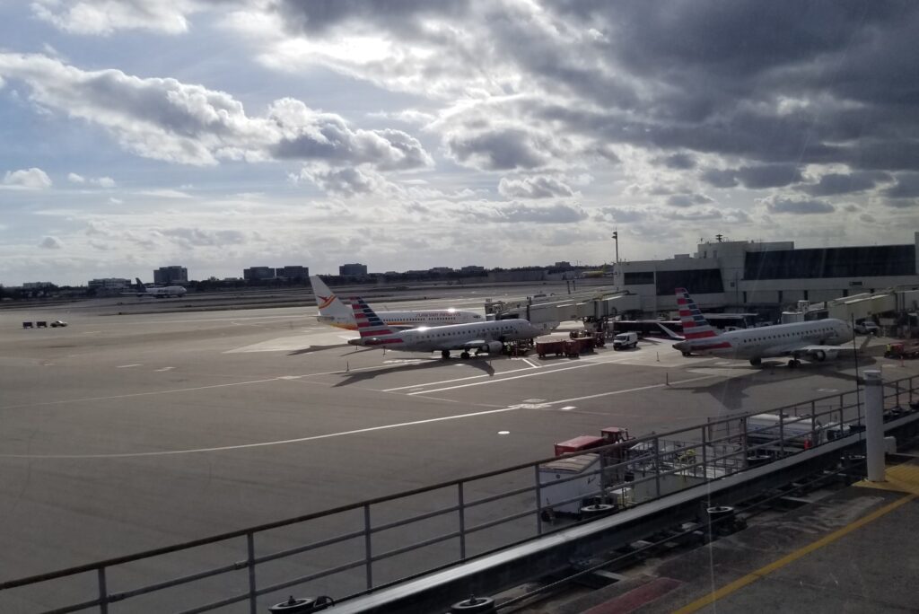 Polizón cubano llega a Miami tras escapar del aeropuerto de Santiago de Cuba en un vuelo de SwiftAir