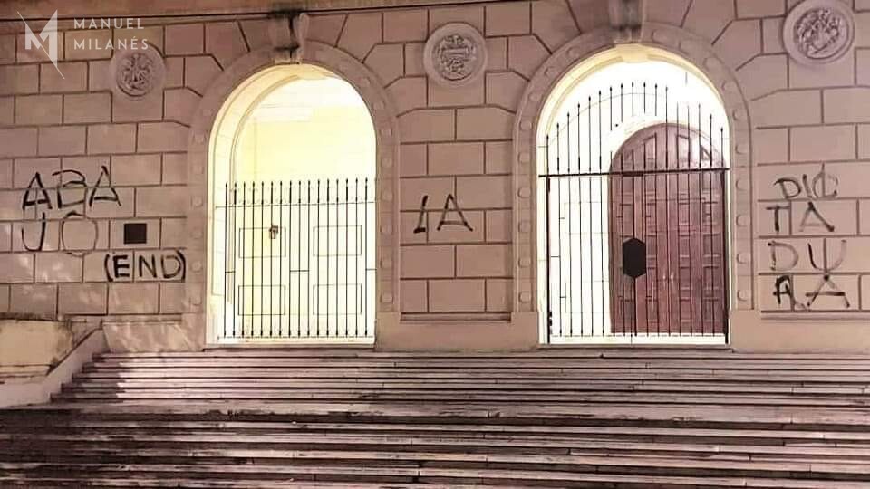 Pitan “Abajo la Dictadura” en la fachada de la Facultad de Física de la Universidad de La Habana